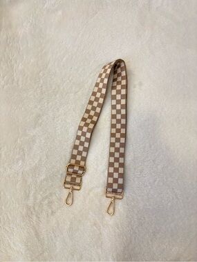 NWOT taupe Lizzie checkered adjustable bag strap // modern+chic
